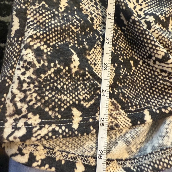 NWT Snakeskin Print Cream and Black Relaxed Graphic Short Sleeve T-Shirt - Picture 3 of 7